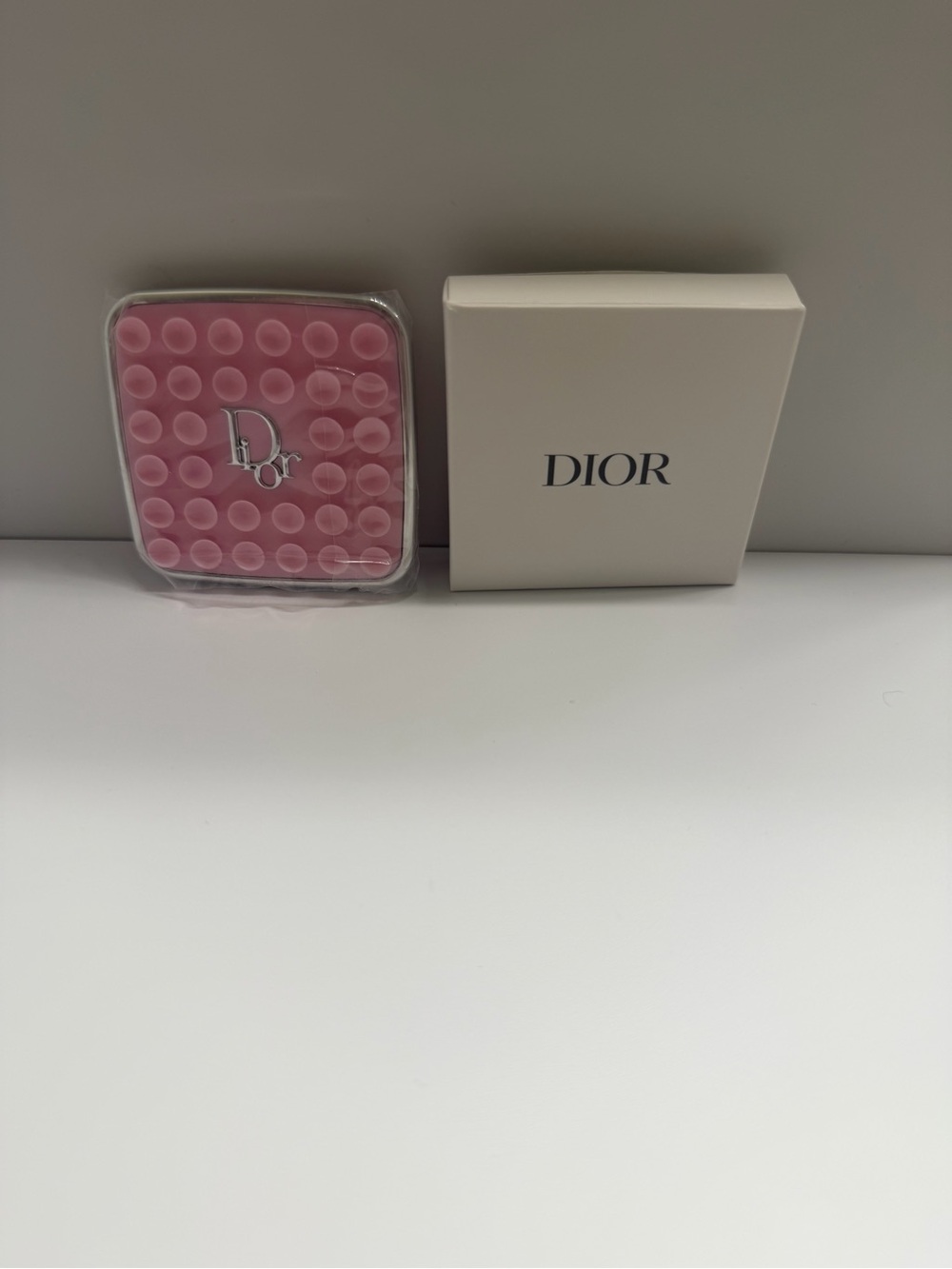 🎡🎡🎡 NIB- Pink Beauty- Dior Octobuddy phone accessory